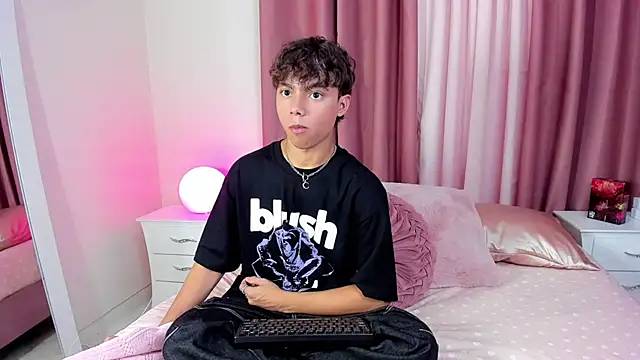 Snapshot of Honeymoon_sariel chatting on November 13, 8:35 pm Honeymoon sariel online show from November 13, 8:35 pm