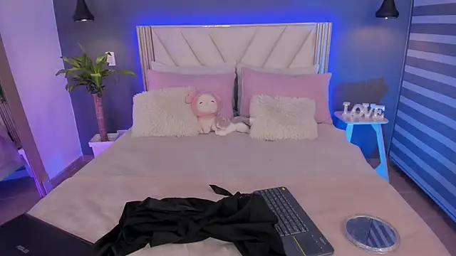 NaishaFord 1 online show from April 9, 5:31 am