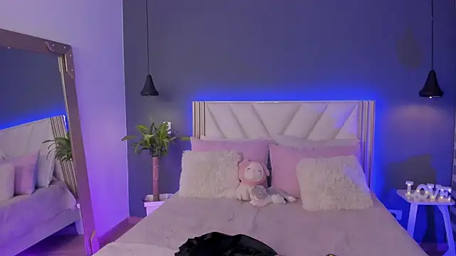 NaishaFord 1 online show from April 8, 3:30 am