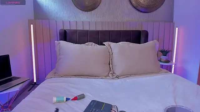 NaishaFord 1 online show from October 25, 1:45 pm