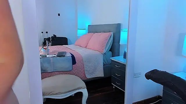 Snapshot of AdeleJhones chatting on February 17, 12:46 pm AdeleJhones online show from February 17, 12:46 pm