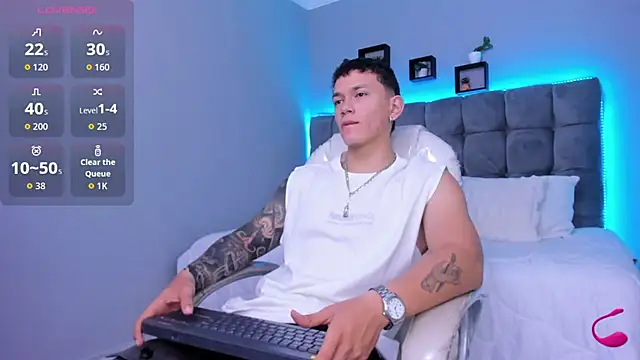 Snapshot of Thomas_moon chatting on January 17, 1:04 pm Thomas moon online show from January 17, 1:04 pm