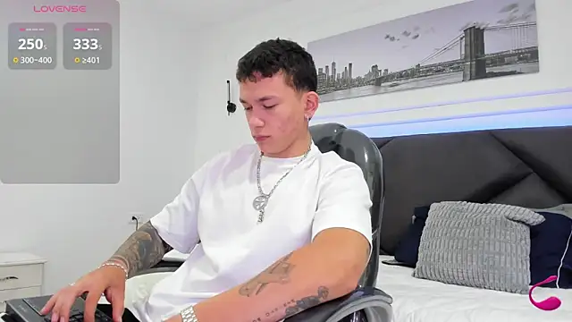 Snapshot of Thomas_moon chatting on February 19, 1:41 pm Thomas moon online show from February 19, 1:41 pm