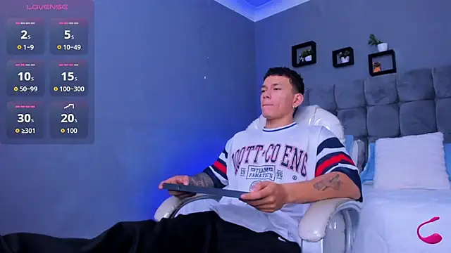 Snapshot of Thomas_moon chatting on November 11, 10:54 am Thomas moon online show from November 11, 10:54 am