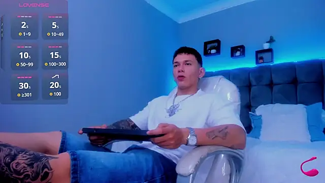 Snapshot of Thomas_moon chatting on November 30, 2:18 pm Thomas moon online show from November 30, 2:18 pm