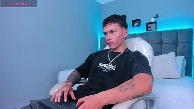 Snapshot of Thomas_moon chatting on February 1, 12:36 pm Thomas moon online show from February 1, 12:36 pm