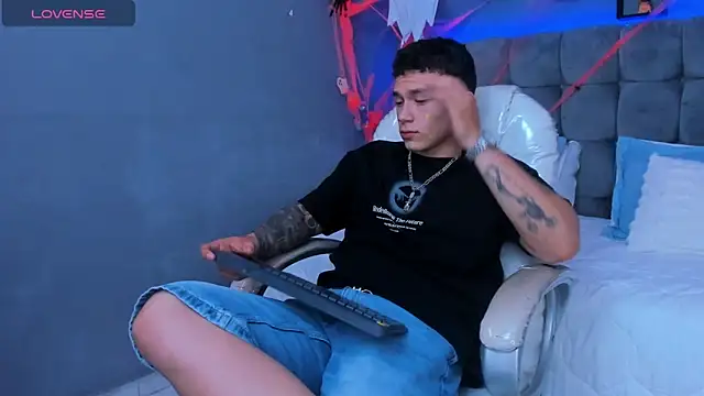 Snapshot of Thomas_moon chatting on November 3, 9:29 pm Thomas moon online show from November 3, 9:29 pm