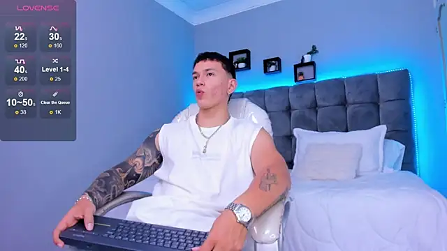 Snapshot of Thomas_moon chatting on January 12, 8:15 pm Thomas moon online show from January 12, 8:15 pm