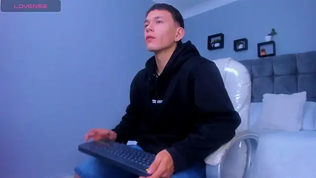 Snapshot of Thomas_moon chatting on December 3, 12:37 pm Thomas moon online show from December 3, 12:37 pm