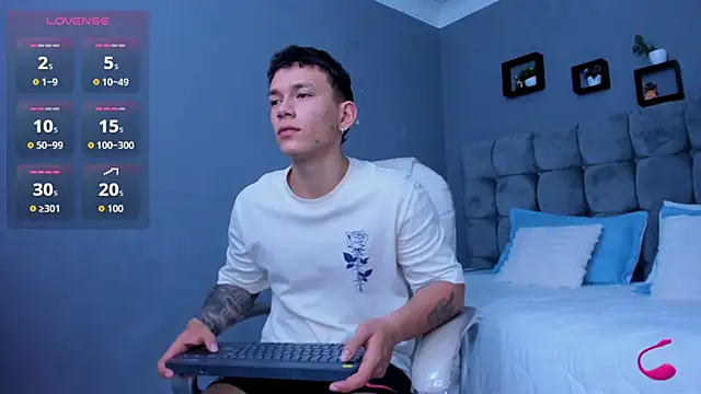 Snapshot of Thomas_moon chatting on November 13, 11:36 am Thomas moon online show from November 13, 11:36 am