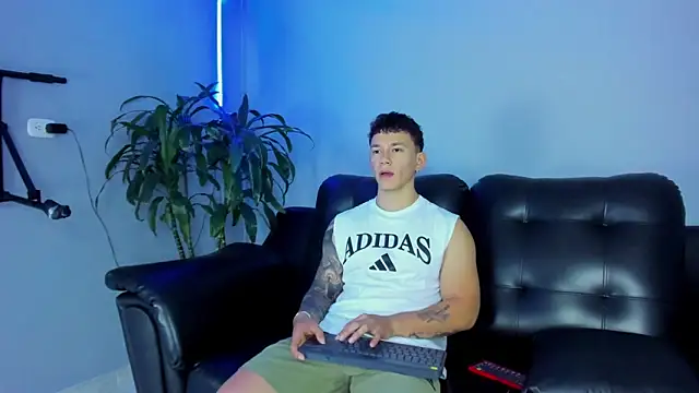 Snapshot of Thomas_moon chatting on September 29, 12:55 pm Thomas moon online show from September 29, 12:55 pm