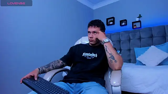 Snapshot of Thomas_moon chatting on November 27, 12:05 pm Thomas moon online show from November 27, 12:05 pm