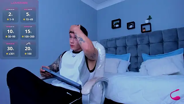 Snapshot of Thomas_moon chatting on November 21, 2:05 pm Thomas moon online show from November 21, 2:05 pm