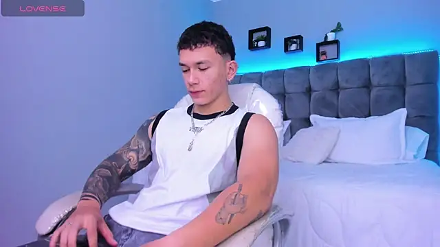 Snapshot of Thomas_moon chatting on January 14, 12:42 pm Thomas moon online show from January 14, 12:42 pm