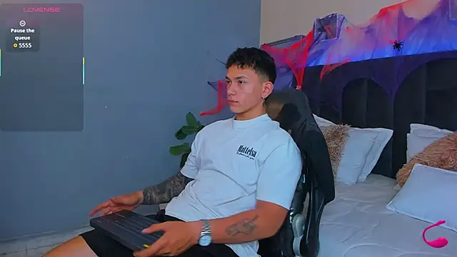 Snapshot of Thomas_moon chatting on October 25, 12:17 pm Thomas moon online show from October 25, 12:17 pm