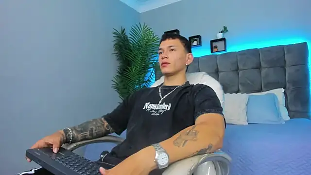 Snapshot of Thomas_moon chatting on February 27, 1:44 pm Thomas moon online show from February 27, 1:44 pm