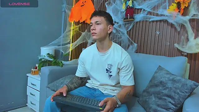 Snapshot of Thomas_moon chatting on October 29, 11:20 am Thomas moon online show from October 29, 11:20 am