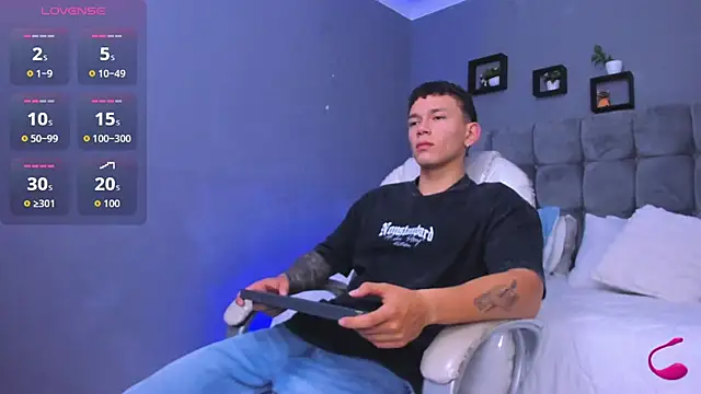 Snapshot of Thomas_moon chatting on November 9, 11:58 am Thomas moon online show from November 9, 11:58 am