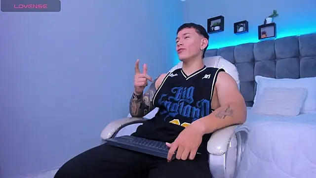 Snapshot of Thomas_moon chatting on January 13, 1:15 pm Thomas moon online show from January 13, 1:15 pm