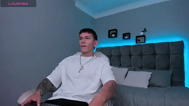 Snapshot of Thomas_moon chatting on February 5, 12:01 pm Thomas moon online show from February 5, 12:01 pm