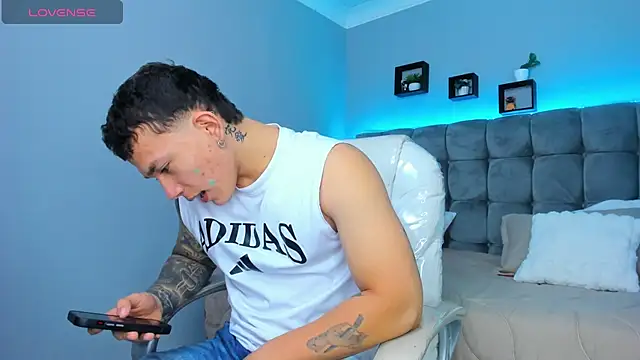 Snapshot of Thomas_moon chatting on December 16, 1:04 pm Thomas moon online show from December 16, 1:04 pm