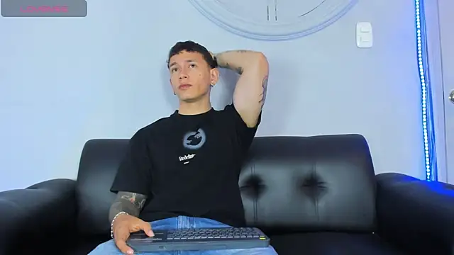 Snapshot of Thomas_moon chatting on February 26, 1:22 pm Thomas moon online show from February 26, 1:22 pm