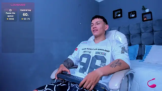 Snapshot of Thomas_moon chatting on November 16, 10:20 am Thomas moon online show from November 16, 10:20 am