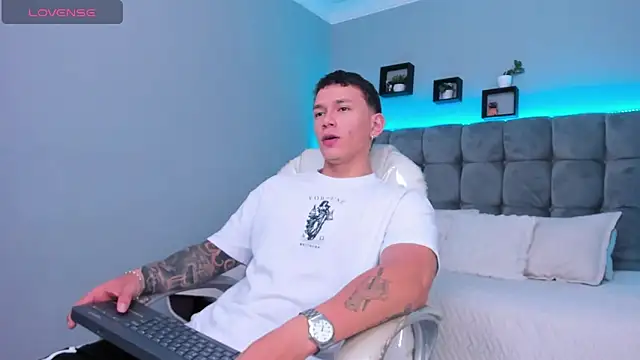 Snapshot of Thomas_moon chatting on February 8, 12:36 pm Thomas moon online show from February 8, 12:36 pm