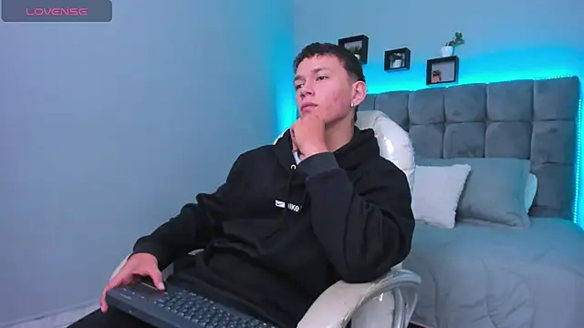 Snapshot of Thomas_moon chatting on February 4, 12:22 pm Thomas moon online show from February 4, 12:22 pm