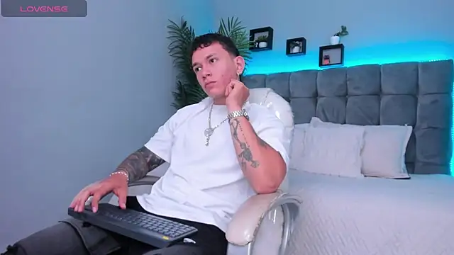 Snapshot of Thomas_moon chatting on February 11, 12:27 pm Thomas moon online show from February 11, 12:27 pm