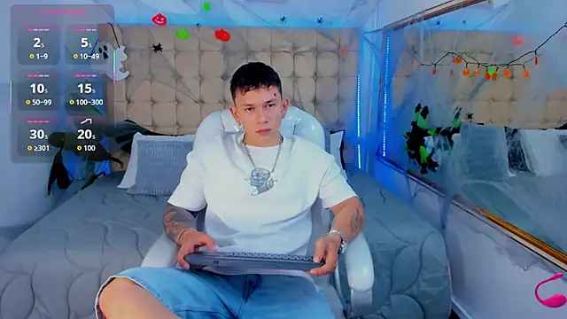 Snapshot of Thomas_moon chatting on October 26, 1:44 pm Thomas moon online show from October 26, 1:44 pm