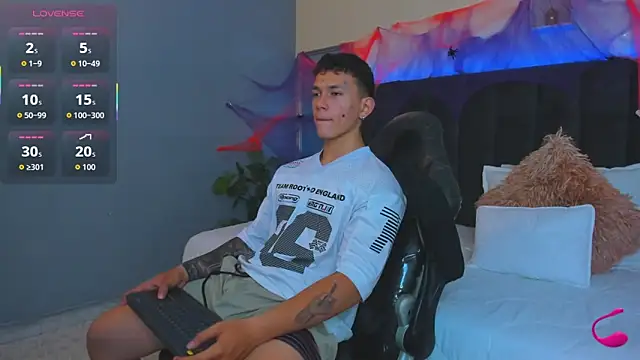 Snapshot of Thomas_moon chatting on October 28, 1:10 pm Thomas moon online show from October 28, 1:10 pm