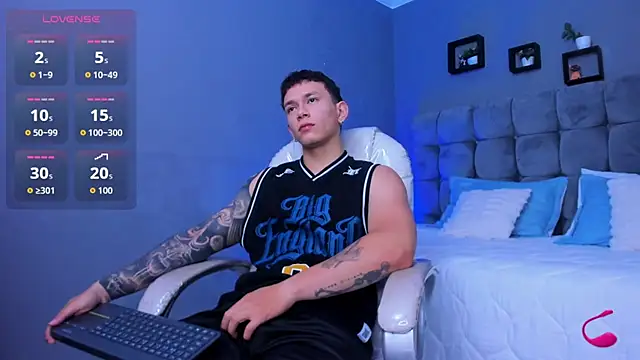 Snapshot of Thomas_moon chatting on November 14, 11:14 am Thomas moon online show from November 14, 11:14 am