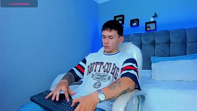 Snapshot of Thomas_moon chatting on December 14, 12:55 pm Thomas moon online show from December 14, 12:55 pm