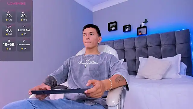 Snapshot of Thomas_moon chatting on January 10, 1:28 pm Thomas moon online show from January 10, 1:28 pm