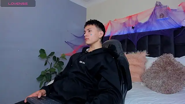 Snapshot of Thomas_moon chatting on October 30, 1:20 pm Thomas moon online show from October 30, 1:20 pm