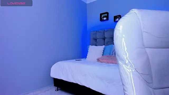 Snapshot of Thomas_moon chatting on December 4, 1:32 pm Thomas moon online show from December 4, 1:32 pm