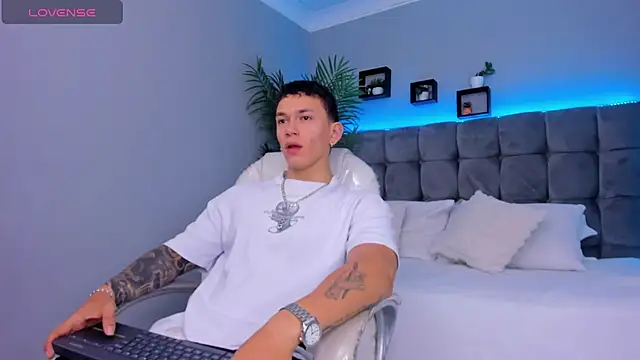 Snapshot of Thomas_moon chatting on February 15, 1:32 pm Thomas moon online show from February 15, 1:32 pm