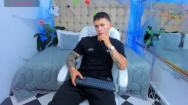 Snapshot of Thomas_moon chatting on October 31, 12:13 pm Thomas moon online show from October 31, 12:13 pm