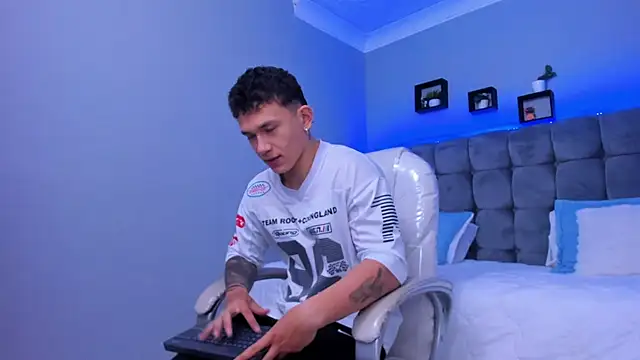 Snapshot of Thomas_moon chatting on November 26, 12:38 pm Thomas moon online show from November 26, 12:38 pm