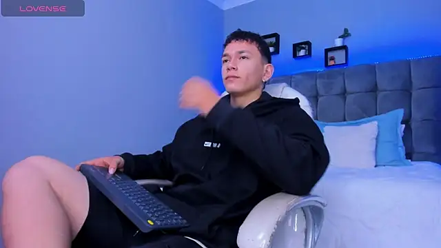 Snapshot of Thomas_moon chatting on December 5, 12:59 pm Thomas moon online show from December 5, 12:59 pm