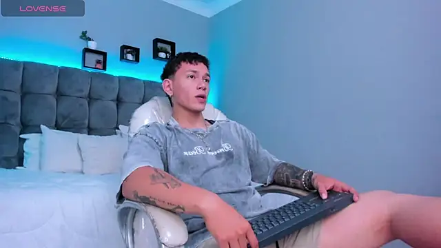 Snapshot of Thomas_moon chatting on February 3, 12:21 pm Thomas moon online show from February 3, 12:21 pm