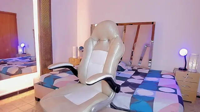 Elowen Clark online show from December 21, 8:09 pm