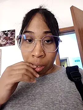 Elowen Clark online show from February 20, 7:05 pm