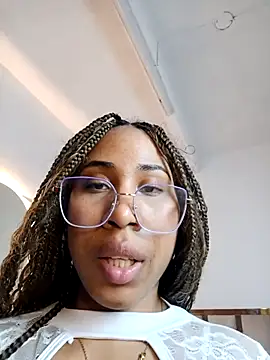 Elowen Clark online show from February 12, 8:08 pm