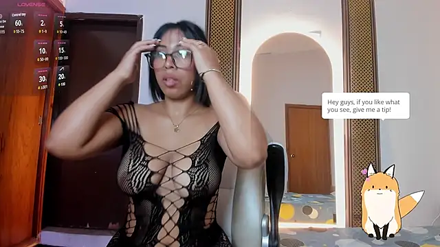 Elowen Clark online show from December 14, 7:30 pm