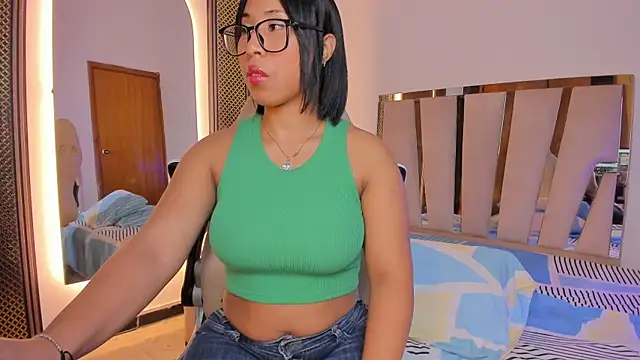 Elowen Clark online show from January 8, 8:04 pm