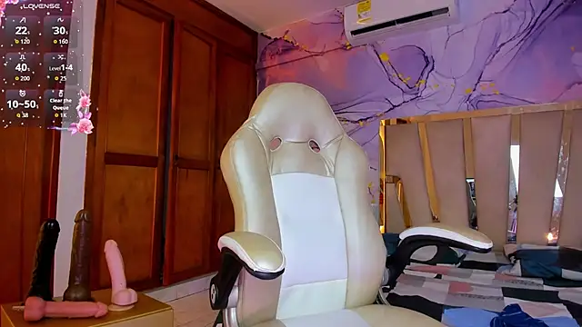 Elowen Clark online show from October 25, 7:58 pm