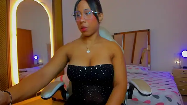 Elowen Clark online show from January 12, 8:15 pm