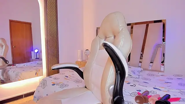 Elowen Clark online show from December 22, 7:36 pm